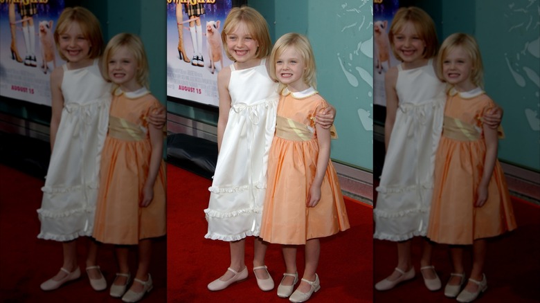 Dakota Fanning y Elle Fanning cuando eran niñas sonriendo juntas