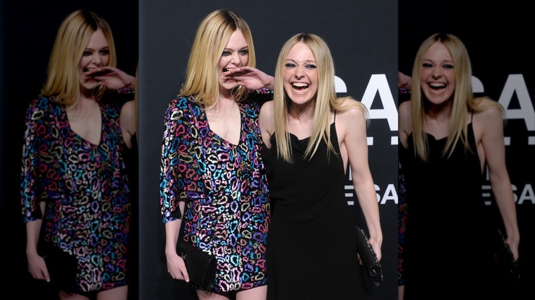 Dakota Fanning con un vestido con estampado de leopardo y Elle Fanning con un vestido negro