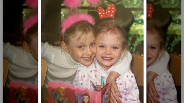 Dakota Fanning abraza a Elle Fanning en una foto de infancia