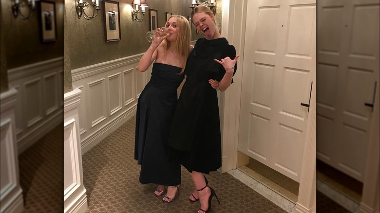 Dakota y Elle Fanning usan vestidos similares y posan juntas