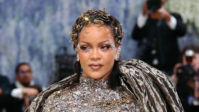Rihanna en la Met Gala 2026 luciendo un conjunto metálico con cabello intrincado.