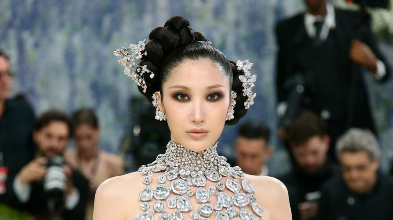 Ejae posando en la Met Gala 2026 con un vestido sin mangas de cristal, el pelo recogido y decorado con accesorios de cristal.
