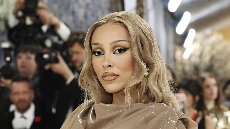 Doja Cat posando en la Met Gala 2026 con un top beige y el pelo suelto.