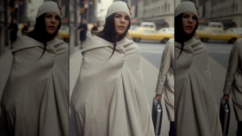 Ali MacGraw envuelto en una manta y con un gorro en la ciudad de Nueva York en 1970.