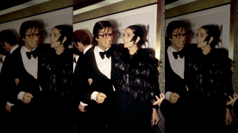 Ali MacGraw con un traje de plumas y Robert Evans con traje en el estreno de 