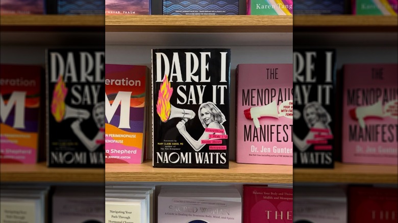 Foto de una estantería con el libro de Naomi Watts. "Me atrevo a decirlo: todo lo que desearía haber sabido sobre la menopausia"