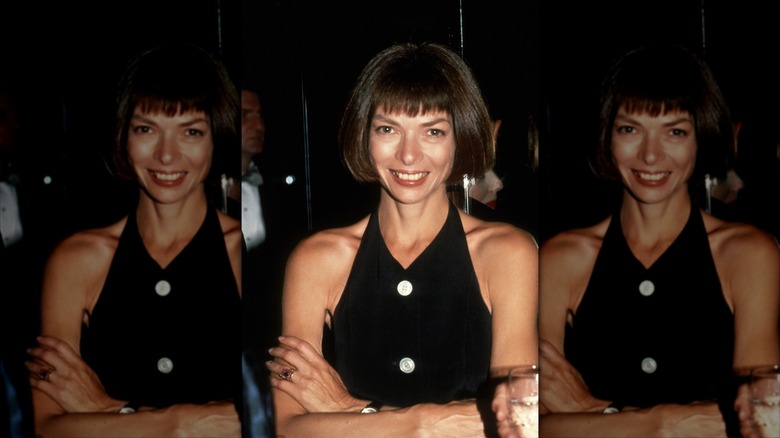Anna Wintour sonríe con cabello castaño oscuro