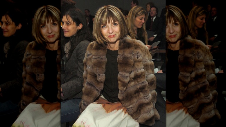 Anna Wintour sonríe con mechas rubias gruesas y un abrigo de piel marrón