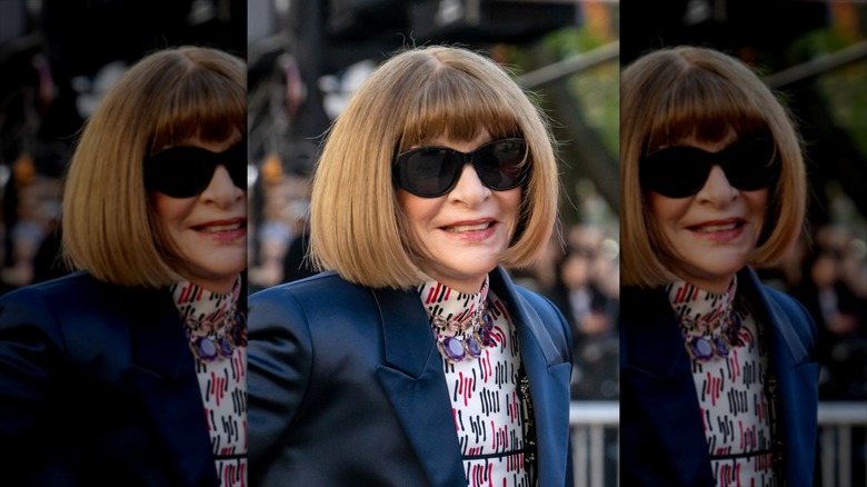 Anna Wintour sonríe con cabello rubio miel y gafas de sol