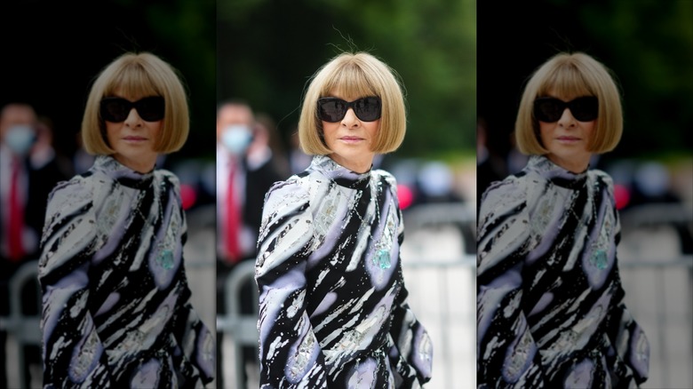 Anna Wintour con cabello rubio y gafas de sol