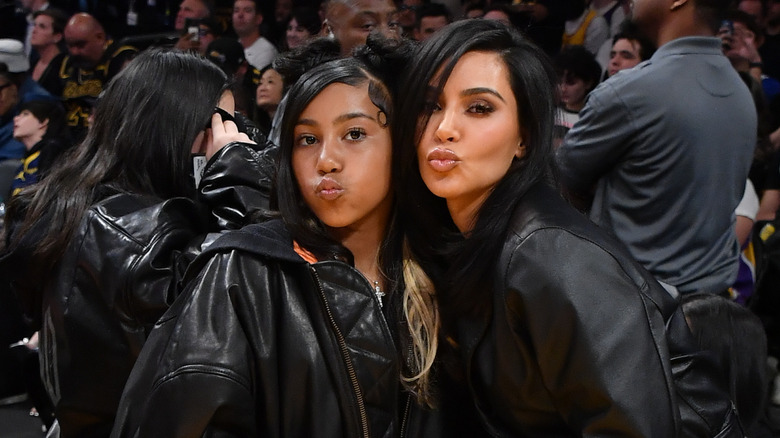 North West posando con su madre Kim Kardashian haciendo caras de pato mientras vestía trajes completamente negros.