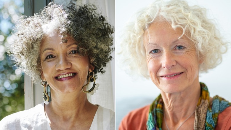 Dos mujeres mayores con peinados bob rizados