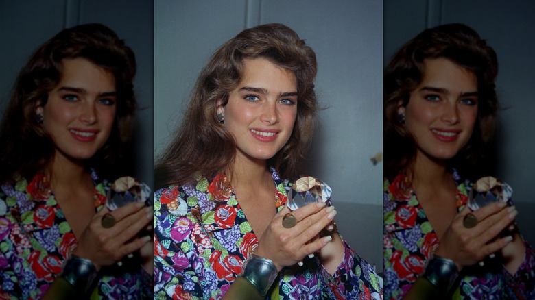 Brooke Shields sosteniendo un diamante en 1988.