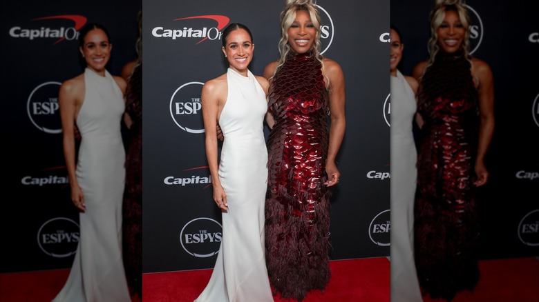 Meghan Markle con un vestido blanco posa junto a Serena Williams en los Premios ESPY