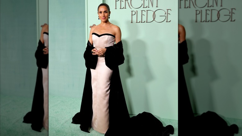 Meghan Markle con un vestido color champán en la gala de recaudación de fondos de Fifteen Percent Pledge