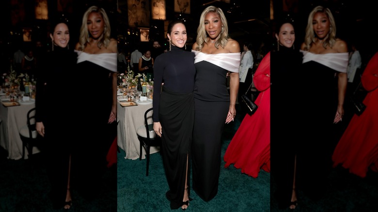 Meghan deslumbrante con jersey de cuello alto blanco y falda fruncida en la gala Baby2Baby 2025