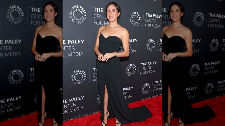Meghan Markle con un vestido negro en la alfombra roja del Paley Center for Media
