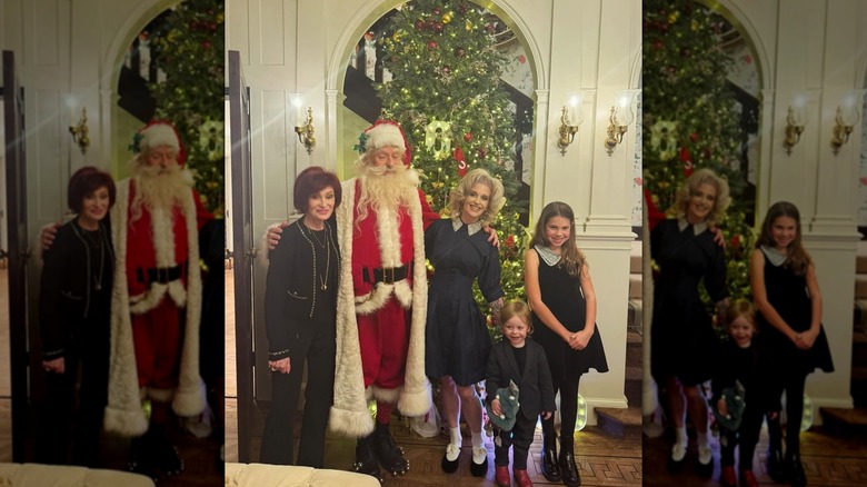 Kelly Osbourne posando con Santa, su hijo Sidney y Sharon Osbourne