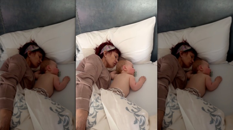 Sharon Osbourne y su nieto Sidney durmiendo en la cama