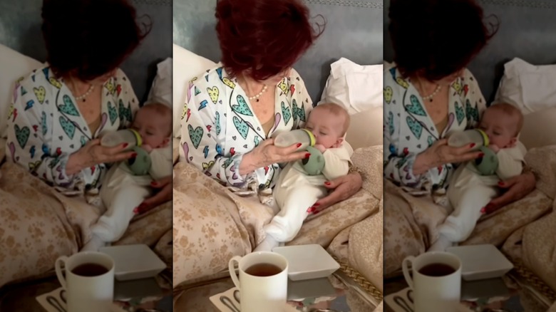 Sharon Osbourne alimenta a su nieto Sidney