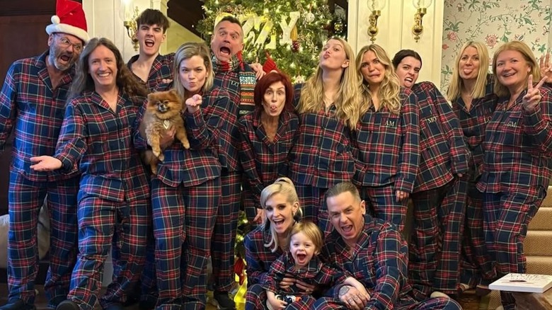 Sharon Osbourne posando con la familia extendida, incluidos Kelly Osbourne y Sidney Osbourne.