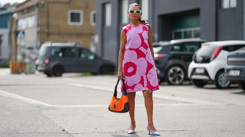Mujer con un vestido floral mod en la Semana de la Moda de Copenhague 2025