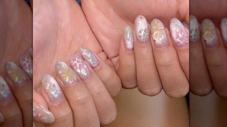 Uñas iridiscentes con diseños de fuegos artificiales.