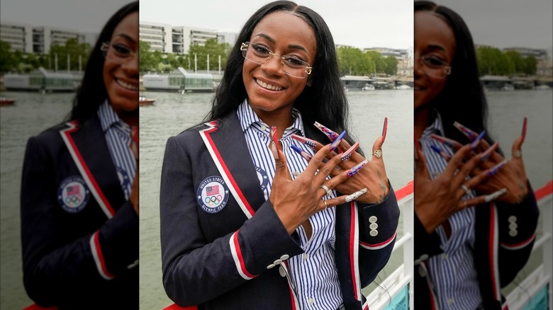 La corredora olímpica Sha'Carri Richardson muestra sus uñas del equipo de EE. UU.