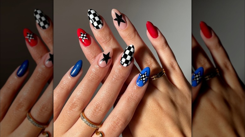 Uñas con estrellas rojas, blancas, azules y negras y diseños de tablero de ajedrez.