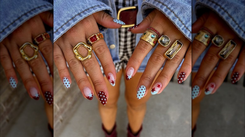 Uñas rojas y azules con lunares y estrellas.