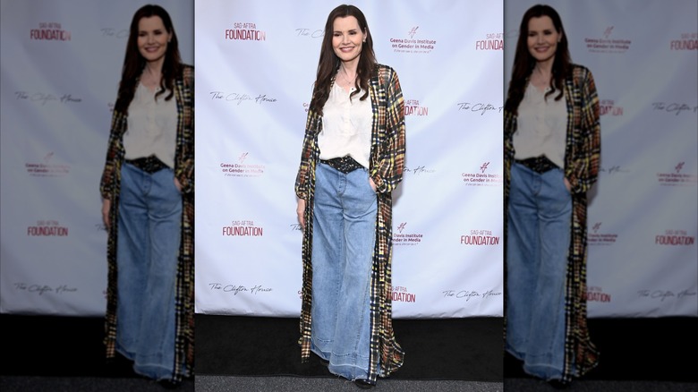 Geena Davis en jeans asiste a una Noche de Poesía en la Sala de Proyecciones de la Fundación SAG-AFTRA en Los Ángeles