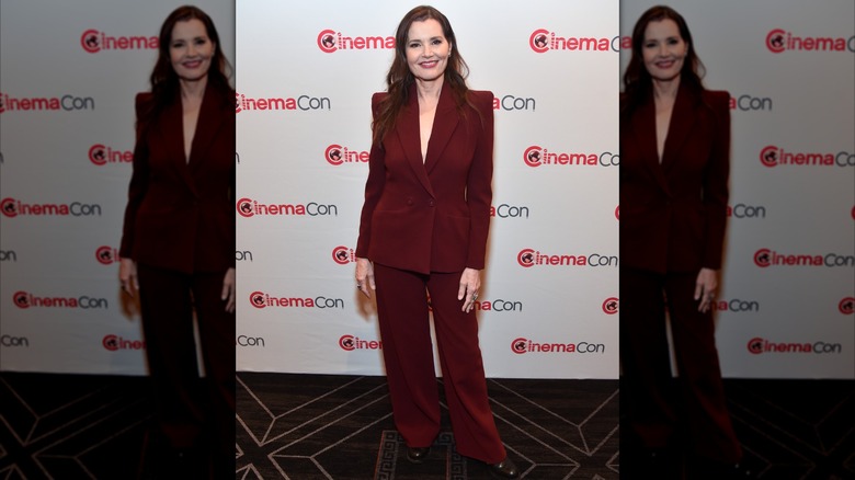 Geena Davis con un traje rojo en el Filmmaker Lunch Program durante la CinemaCon en Las Vegas en abril de 2024