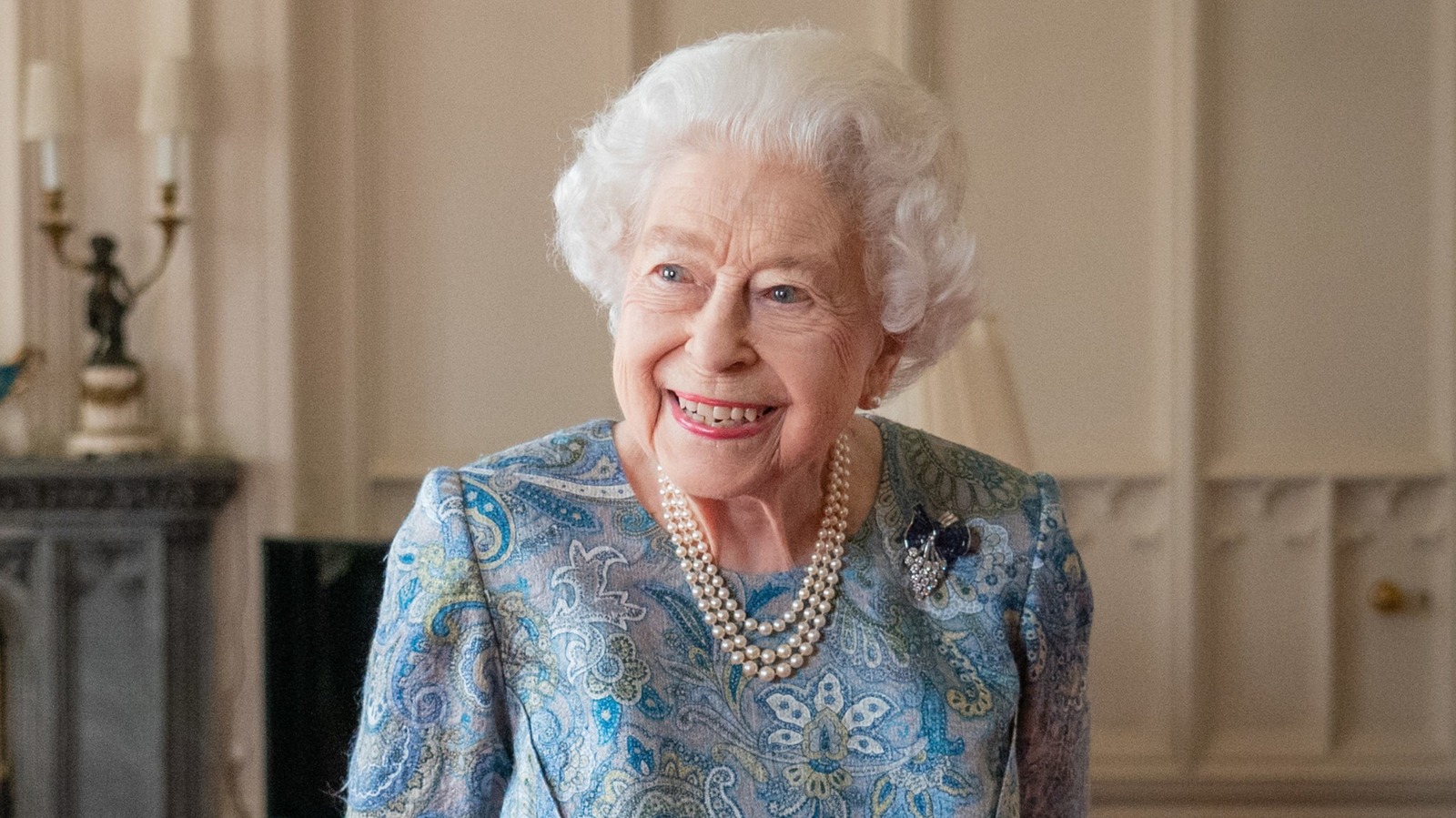 ¿Qué había en el neceser de maquillaje de la reina Isabel? Sus compras de productos de belleza fueron más baratas de lo que piensas