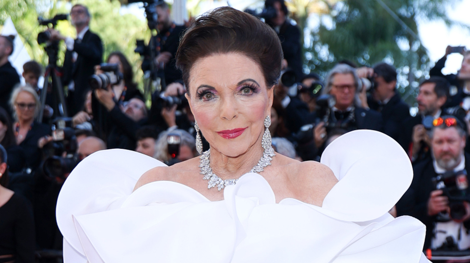 Joan Collins atribuye su impresionante apariencia a los 90 años a una filosofía de vida sencilla