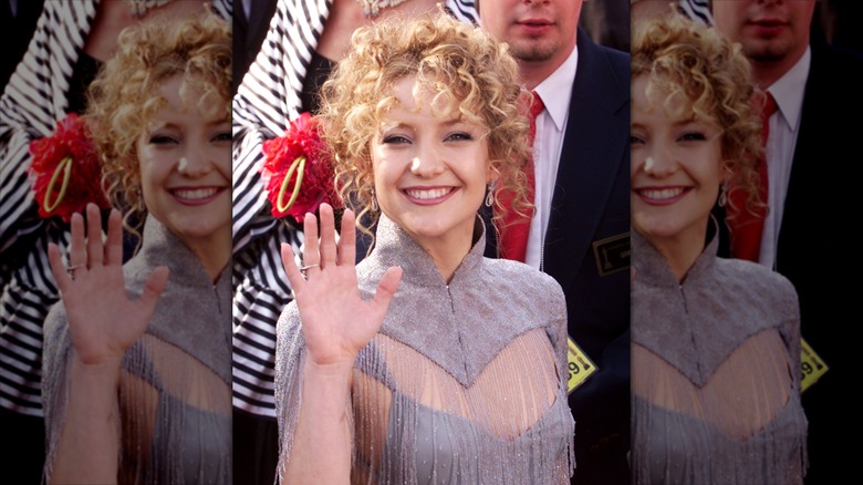 Kate Hudson sonriendo y saludando en los Premios de la Academia de 2001