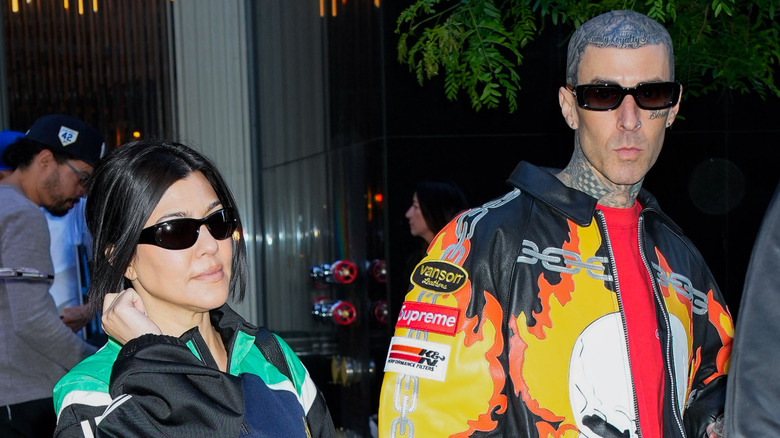 Kourtney Kardashian y Travis Barker en la calle