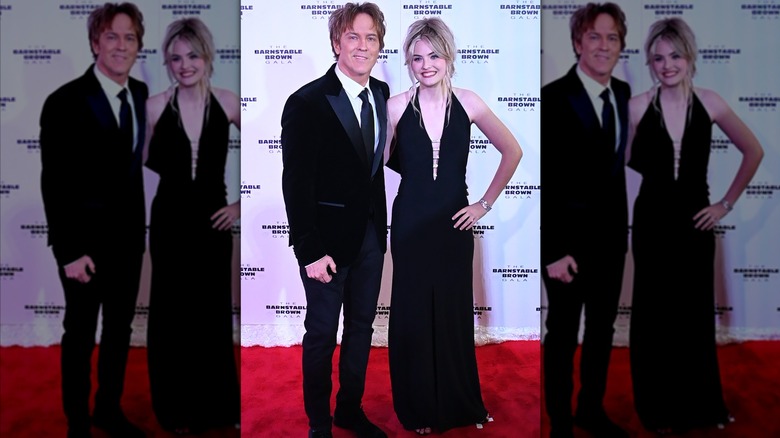 Larry Birkhead está junto a Dannielynn Birkhead, que lleva un vestido negro.