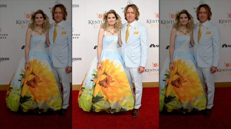 Dannielynn Birkhead está junto a Larry Birkhead con un vestido de fiesta inspirado en girasoles.
