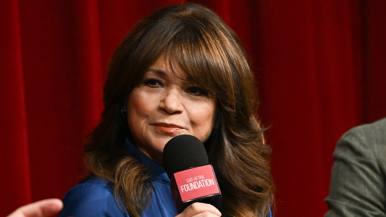 Valerie Bertinelli con un vestido azul hablando en las Conversaciones de la Fundación SAG-AFTRA