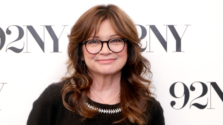 Valerie Bertinelli posando para una fotografía en un evento de su libro