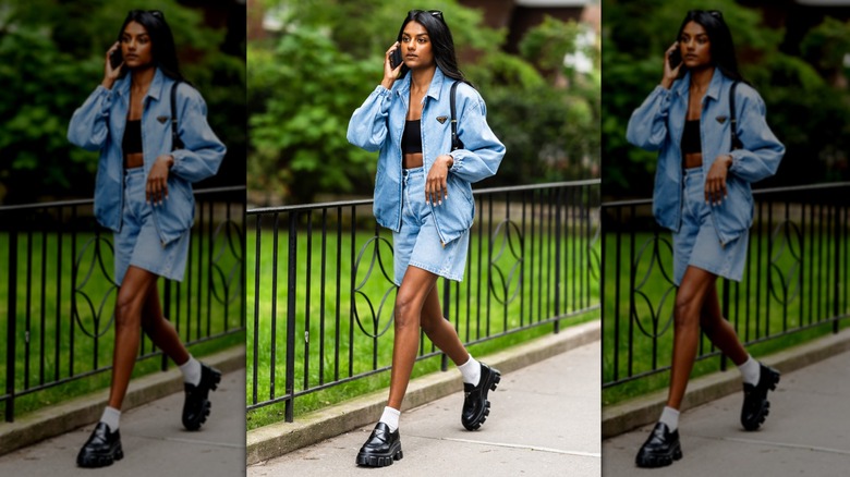 Simone Ashley caminando por Manhattan en 2024.