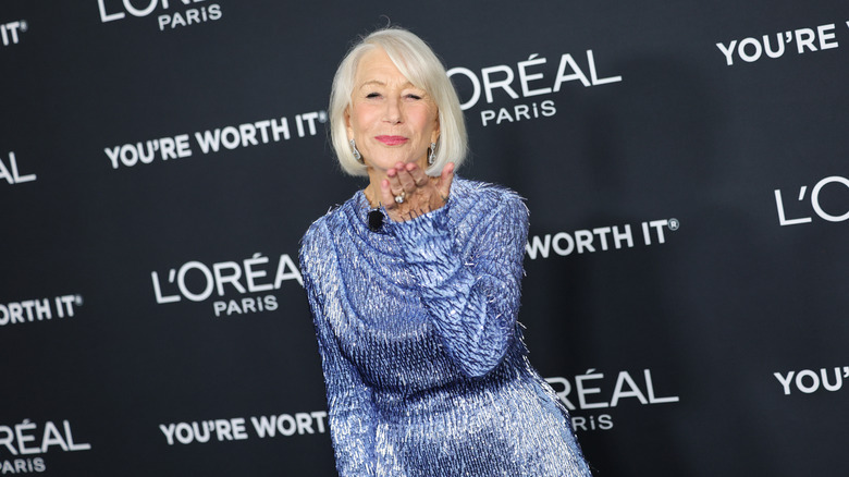Helen Mirren lanzando un beso