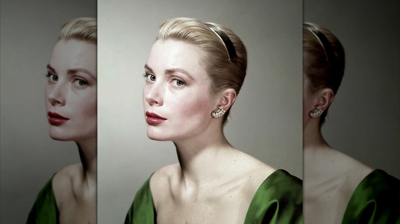 Grace Kelly posando con un top verde con aretes de perlas y el cabello recogido con una diadema.