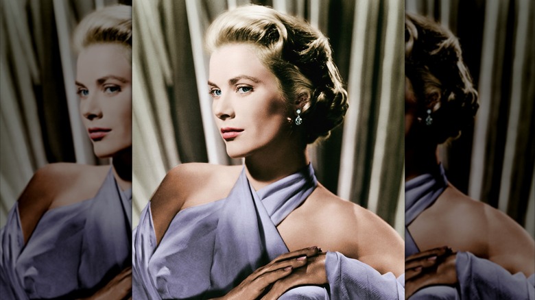 Grace Kelly posando con un vestido color lavanda con escote halter y delicados aretes.