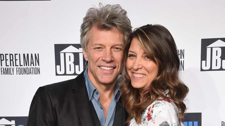 Jon Bon Jovi posando con su esposa Dorothea Hurley en un evento de alfombra roja.
