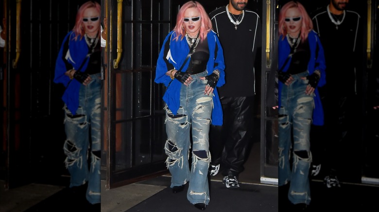 Madonna en 2022 con cabello rosa y gafas de sol