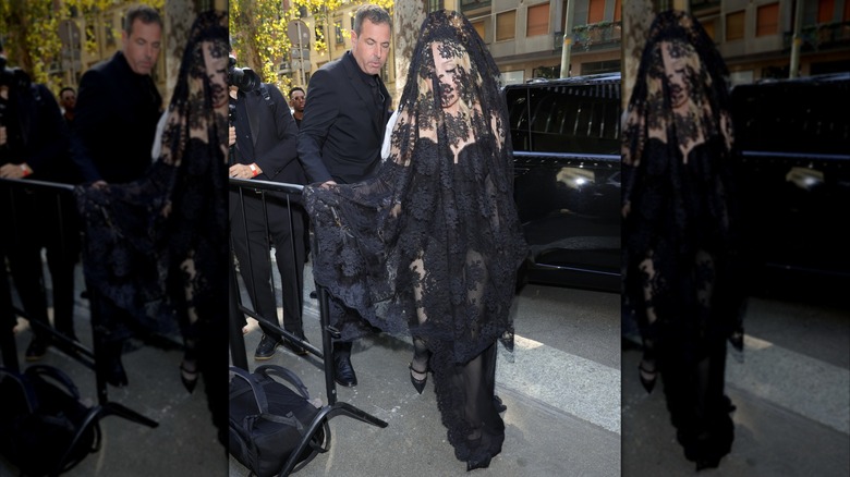 Madonna en 2024 con un velo negro de encaje