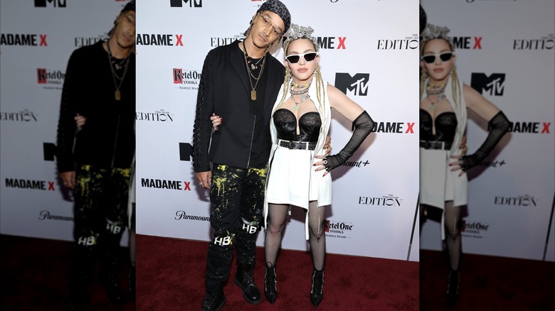 Madonna en 2021 con un conjunto en blanco y negro