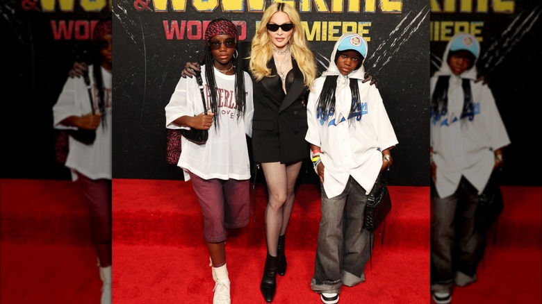Madonna en 2024 posando con sus hijas gemelas