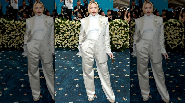 Madonna en la Met Gala 2025 con un look masculino blanco